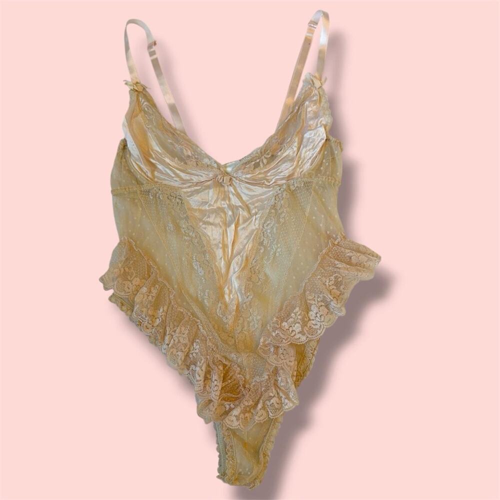 Stunning delicates vintage peach colored high leg Lace teddy with ruffles